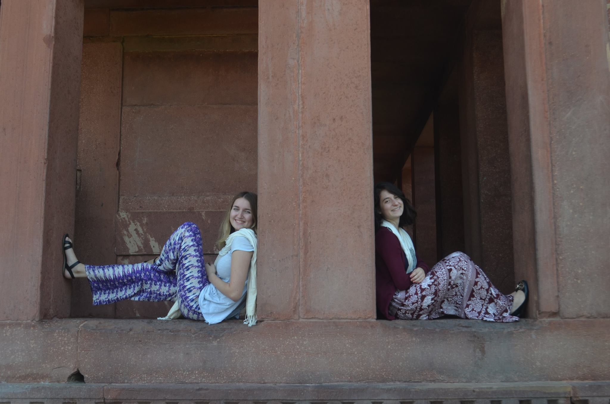 Jessica Thevenoz (’17) and Rebecca Jacobs (’17) at the City Palace in Jaipur, India